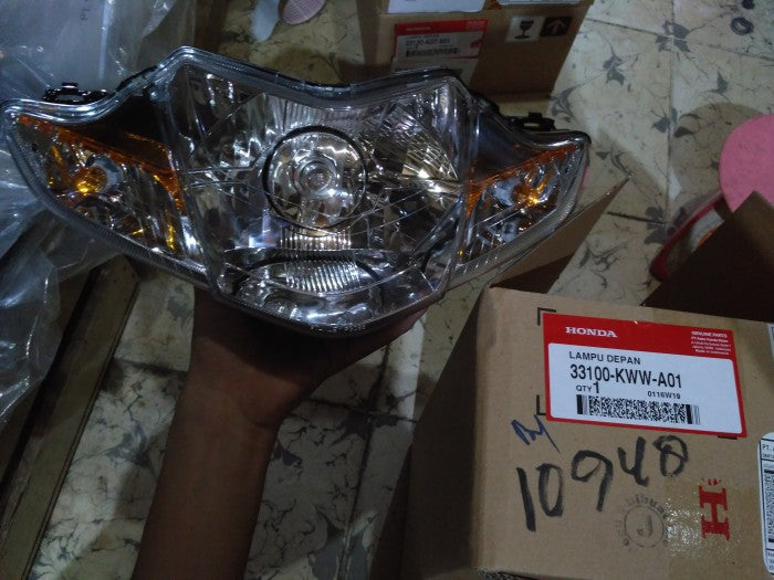 LAMPU DEPAN REVO ABSOLUTRE REVO FIT 110CC CARBURATOR 33100-KWW-A01
